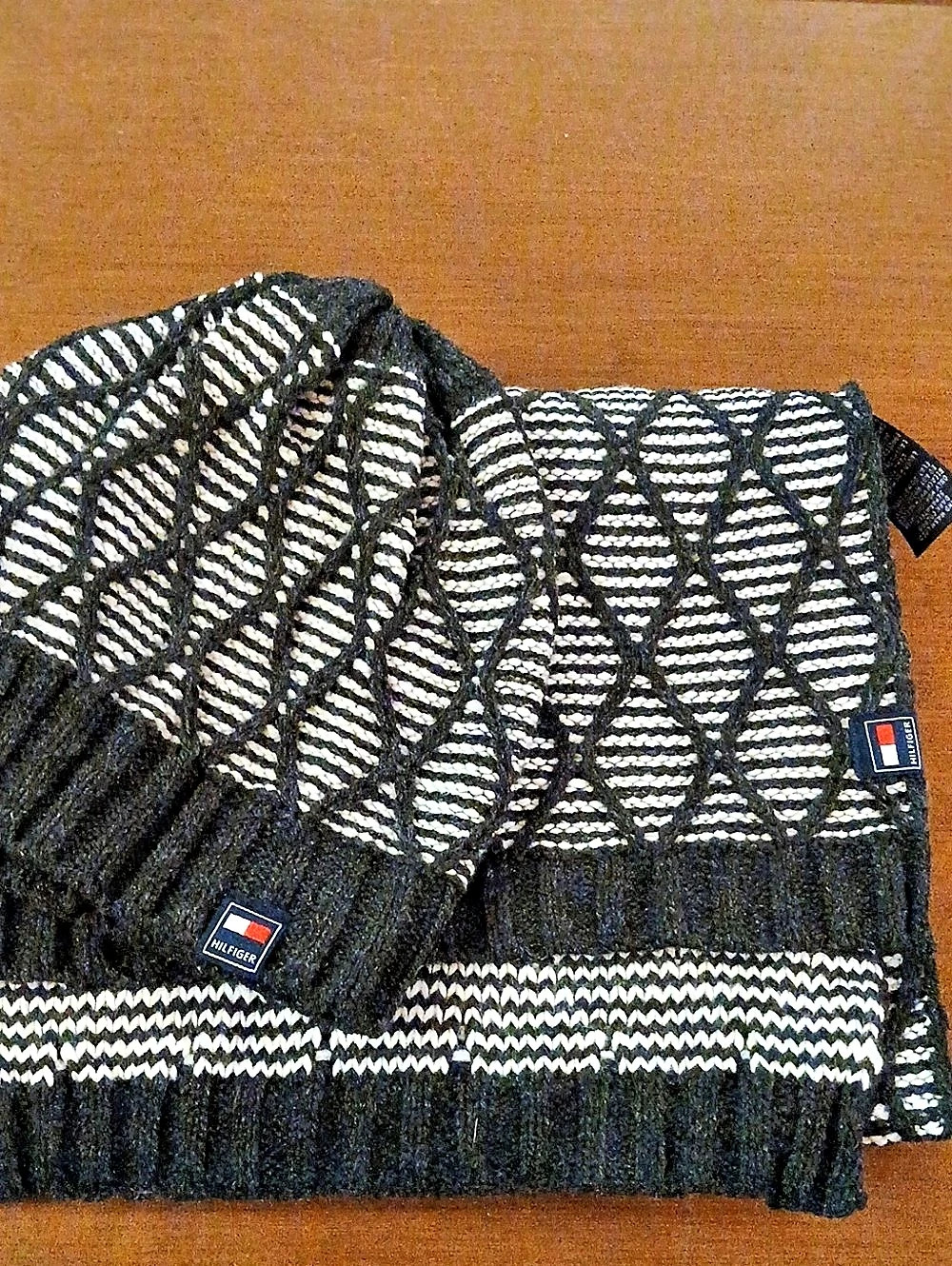 Tommy Hilfiger Geometric Knit Scarf And Hat in Black & White
